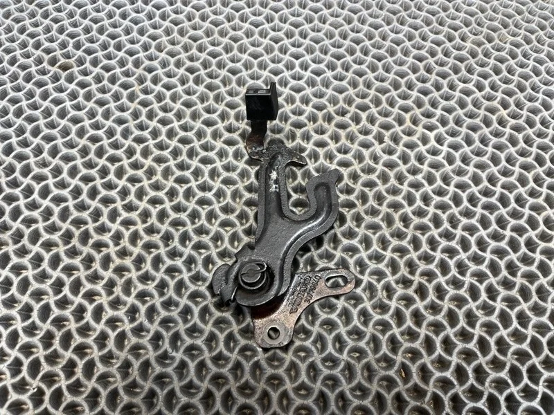 Крючок капота Volvo XC70 2008 31425789 2.4 D5244T4