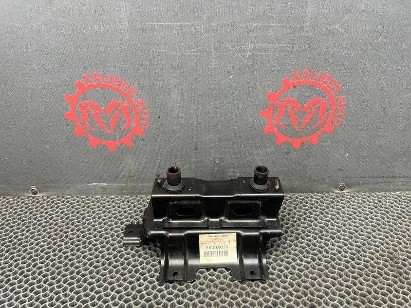 Кронштейн крепления запасного колеса Mitsubishi Pajero 4 2007 5839A024 V98W 4M41