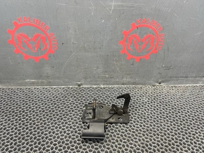 Замок капота Volkswagen Touareg 2005 6Q0823480B 7LA 2.5 BAC