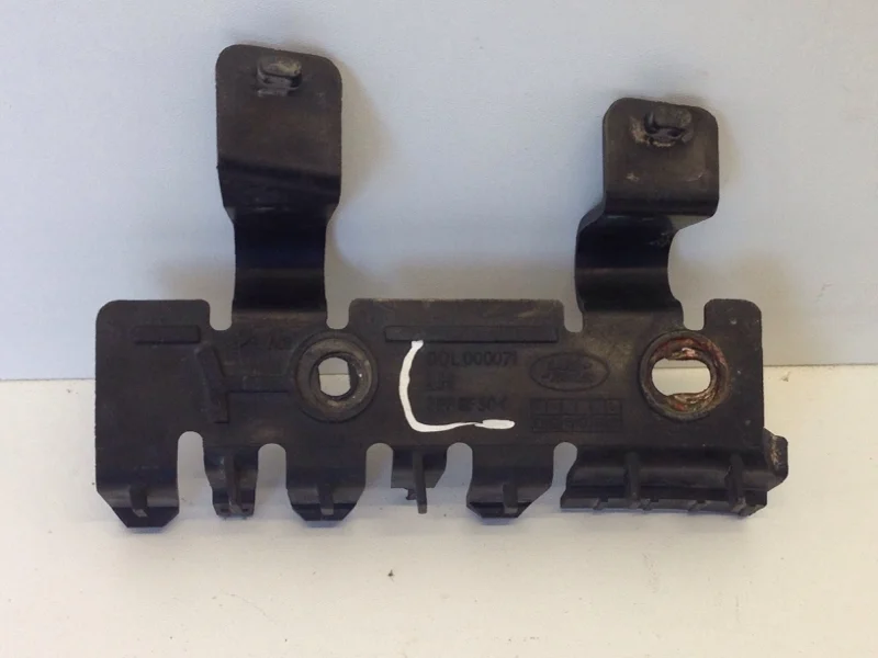 Направляющая крепления бампера Land Rover Discovery 2004-2009 DQL000071 3, левая