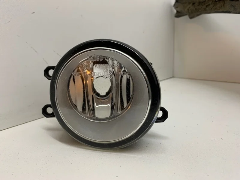Фара противотуманная Toyota Avensis 2003-2009 812100D042 2, передняя правая