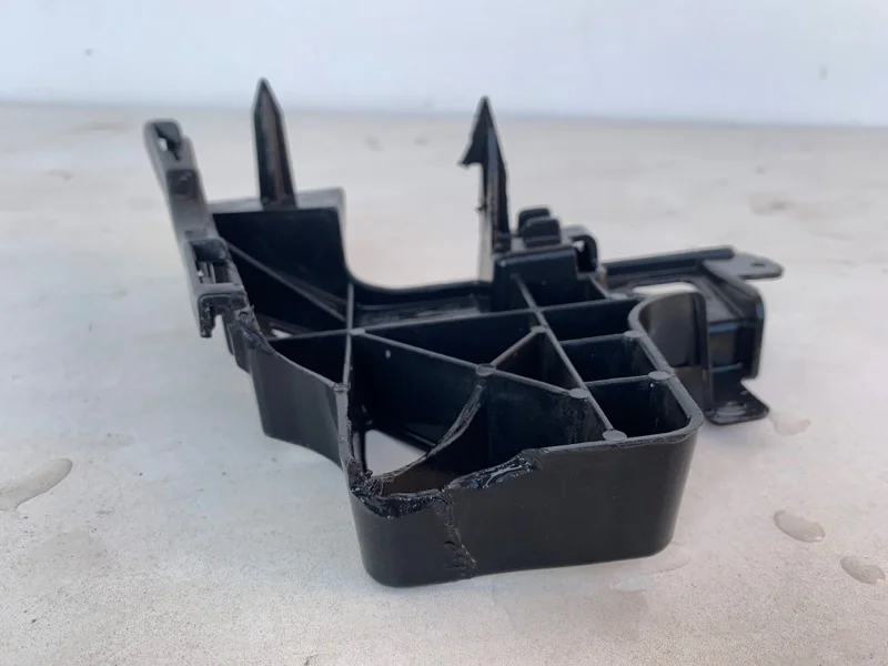 Кронштейн бампера Mazda 3 2003-2009 BR5S502A1 BK, передний правый