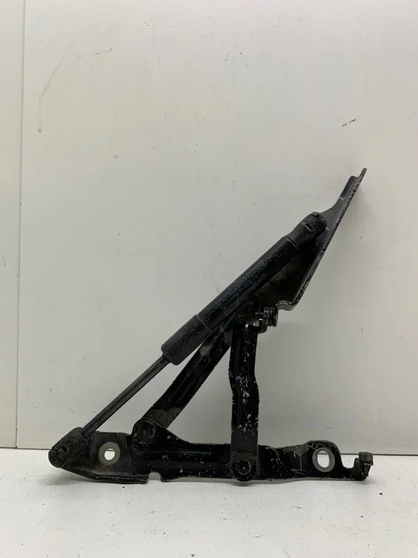 Петля крышки багажника Mazda 3 2003-2009 BN8V52720C BK 1.6, задняя левая