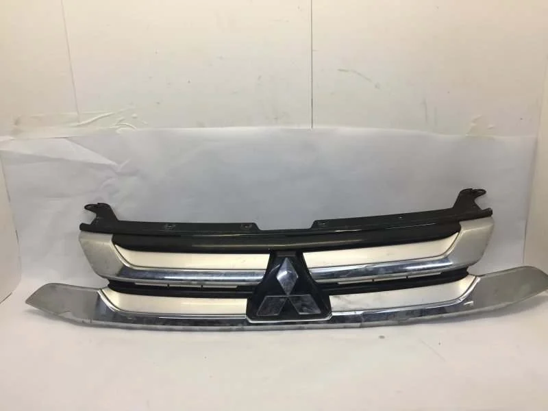 Решётка радиатора Mitsubishi Outlander 7450A992 3, передняя