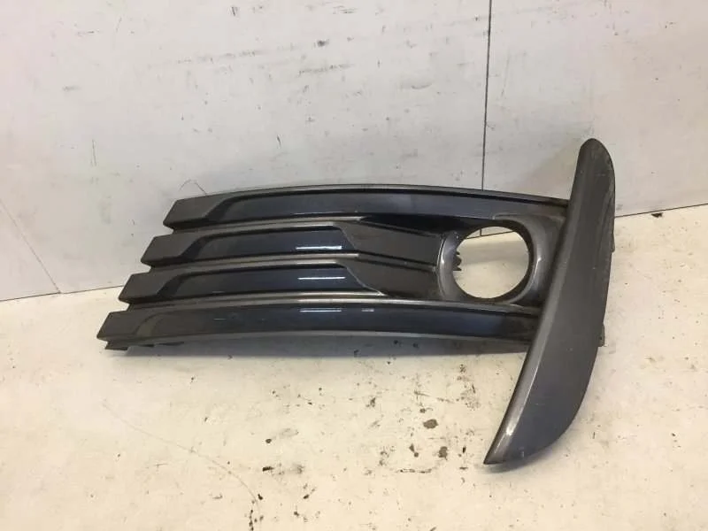 Накладка противотуманной фары Toyota Corolla 2012-2019 8148102630 E180, передняя правая