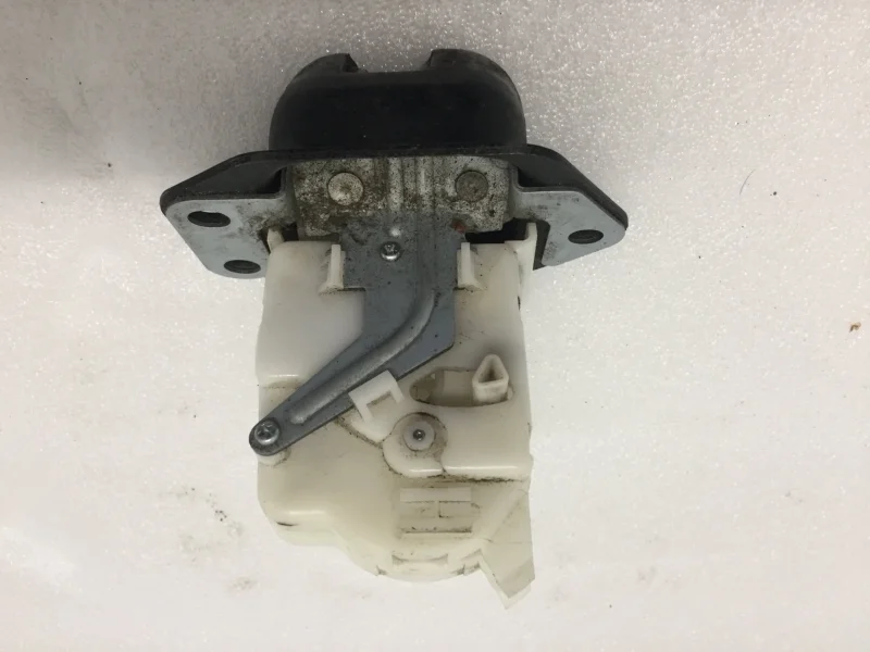 Замок багажника Nissan Juke 2013-2018 90502EN00A F15, задний