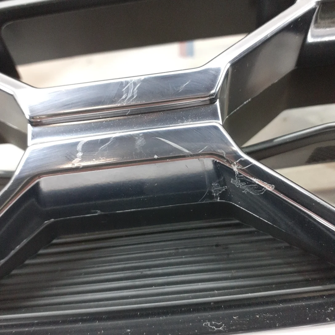 Решетка радиатора Уценка Уценка. Отсутствие эмблемы, царапины на внешней стороне.