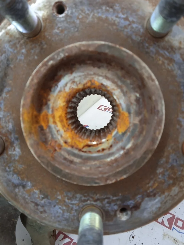 Цапфа передняя левая Б/У в сборе со ступицей