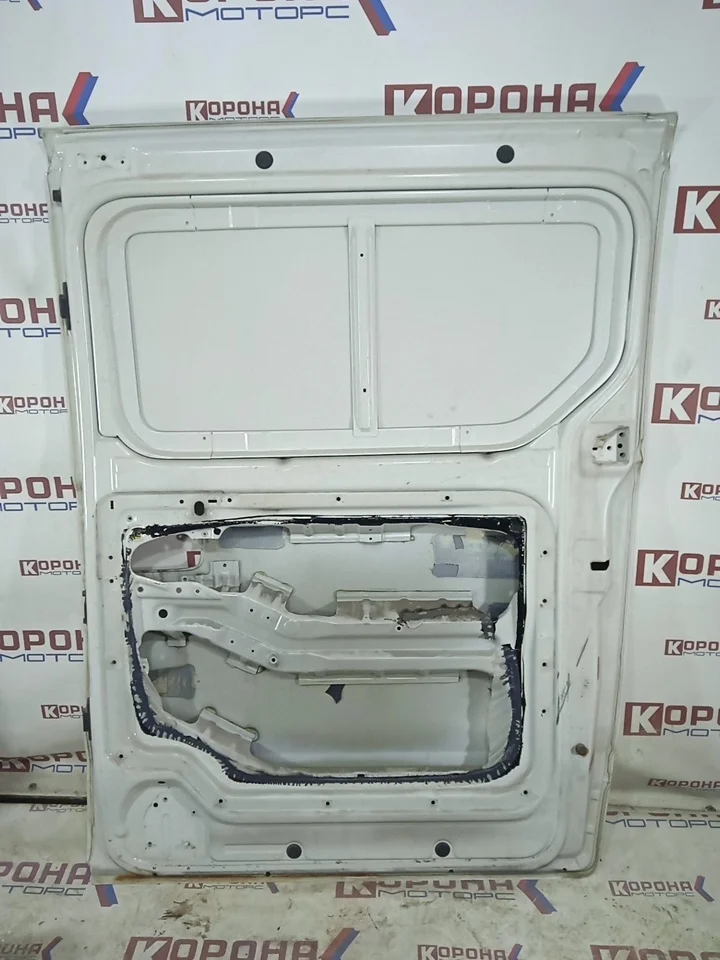 Дверь боковая Hyundai Grand Starex 770044H100 задняя правая Б/У Вматина возле ручки царапины