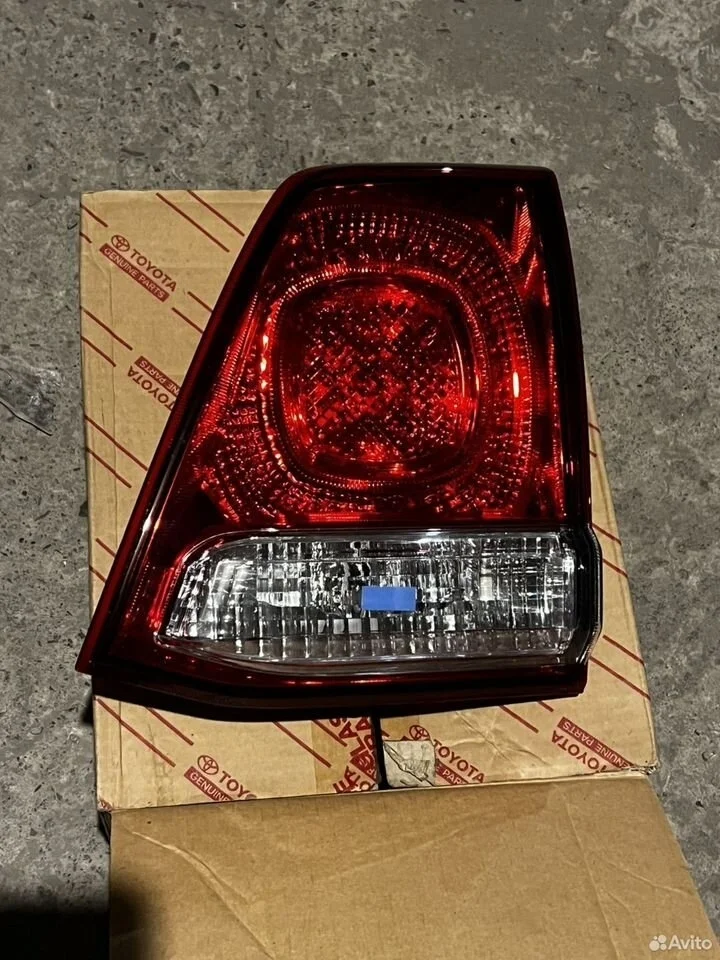 Задний левый фонарь внутренний toyota lc 200