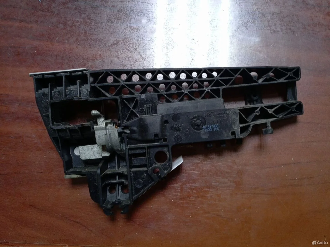 Кронштейн ручки двери п.л. audi a8 d4 4h1837885