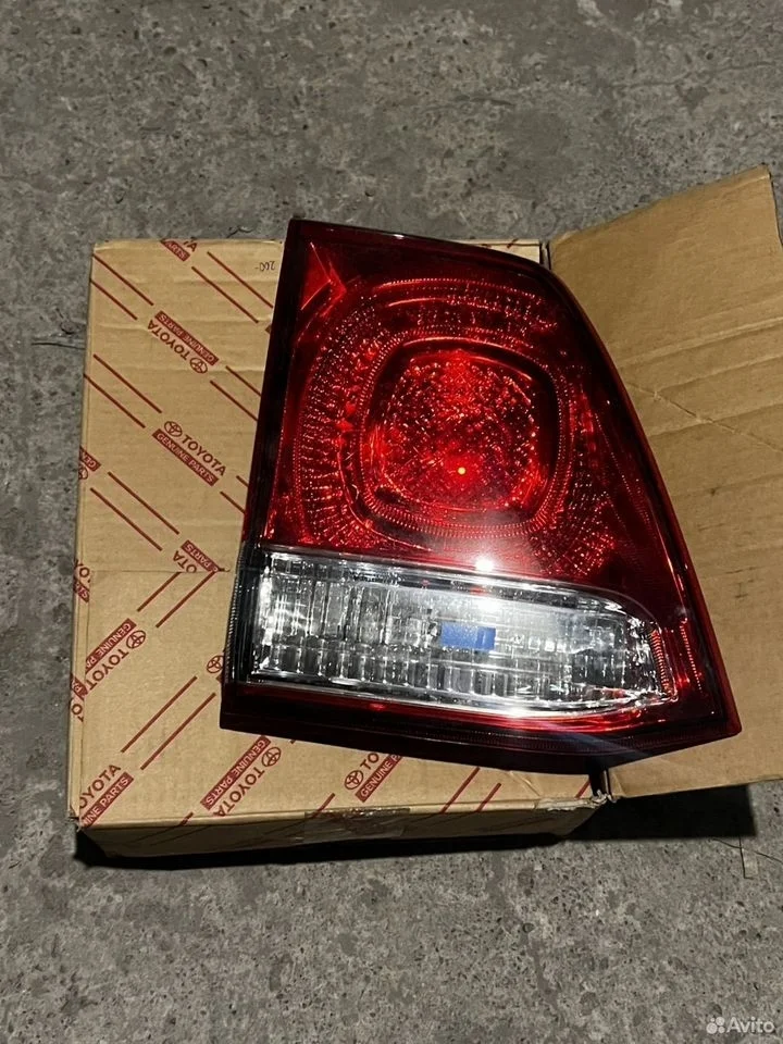 Задний правый фонарь внутренний toyota lc 200