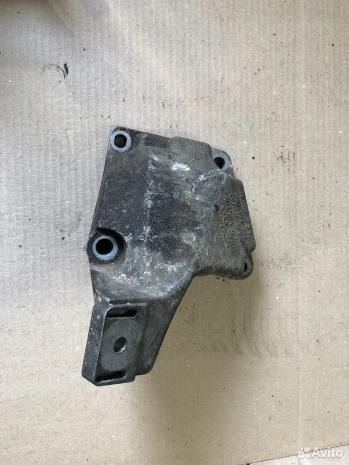 Кроншейн двигателя левый vag 8d0199307k