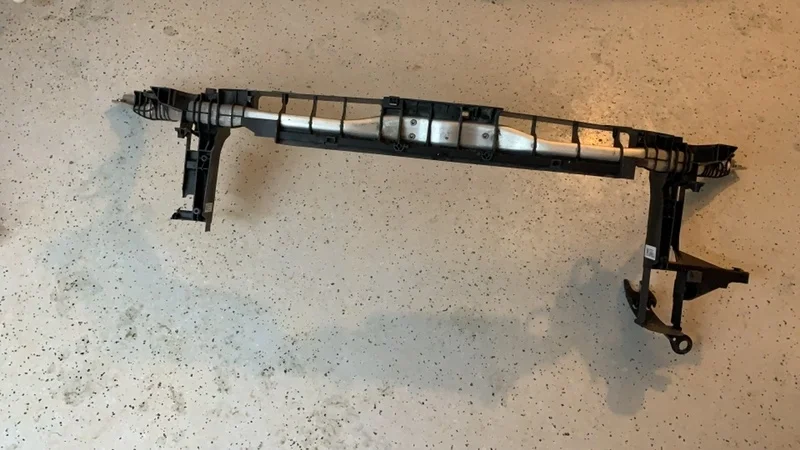 Кронштейн радиатора Mercedes-Benz B-klasse 2011-2018 A2466200315 W246, передний