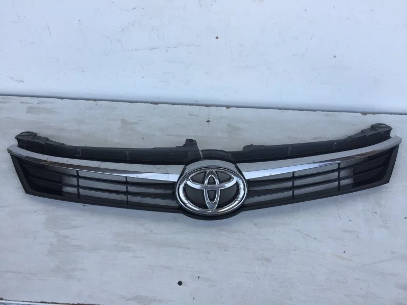 Решётка радиатора Toyota Camry 2014-2018 5310133510 XV50, передняя