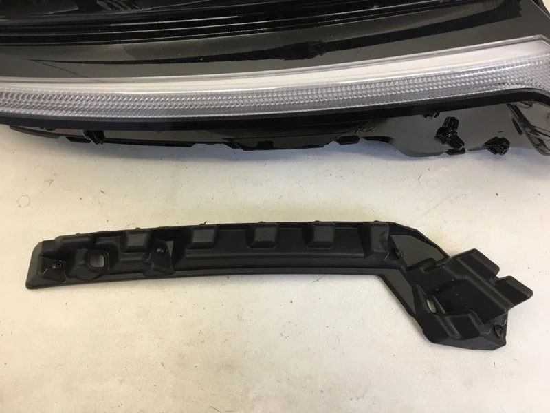 Кронштейн фары Kia Sorento 2020-2022 92102P2120 4, передний правый