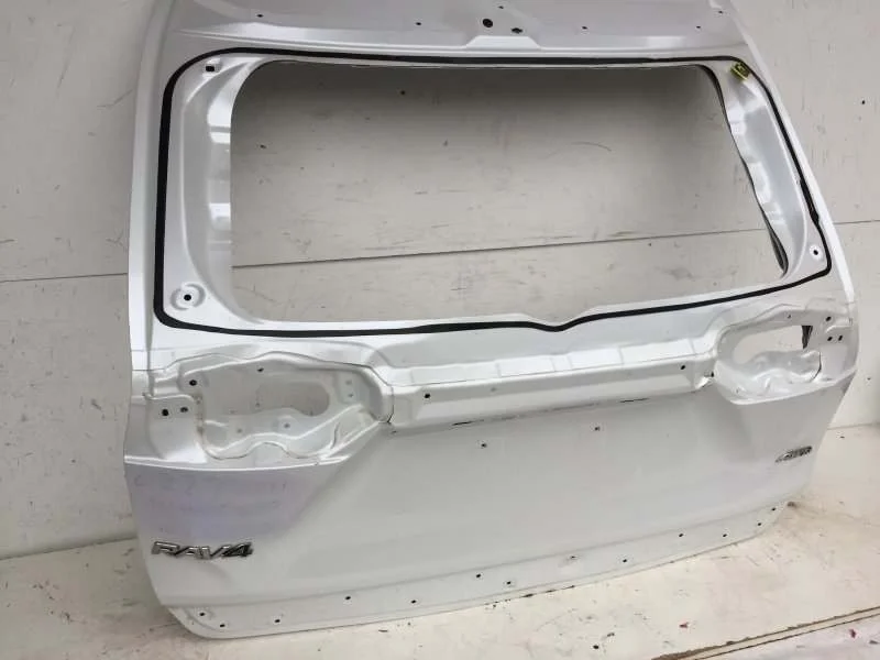 Крышка багажника Toyota Rav4 2018-2023 670050R370 XA50, задняя