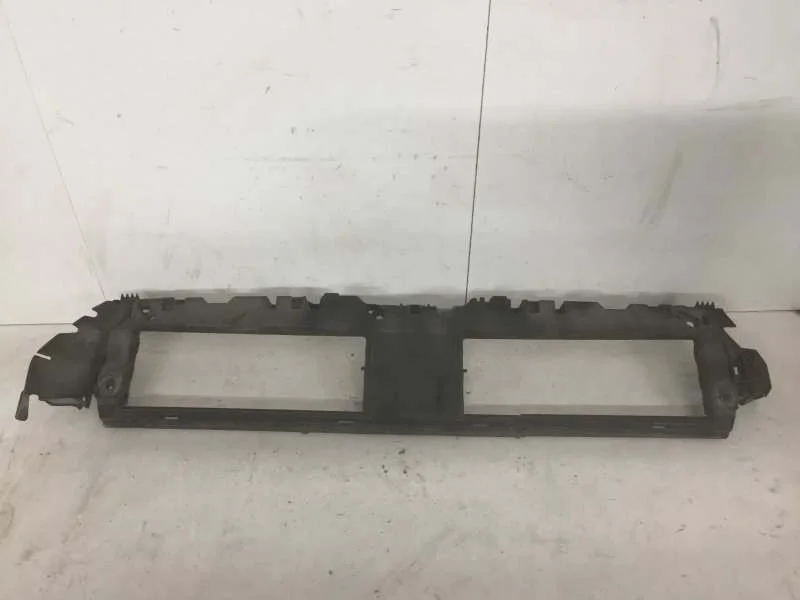 Кронштейн радиатора Audi A4 2015-2020 8W0807771 B9, передний