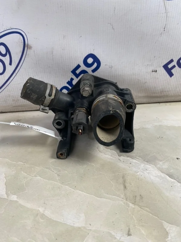 Фланец системы охлаждения Ford Focus 2 2007 1531004 CB4 1.6 (SHDA)