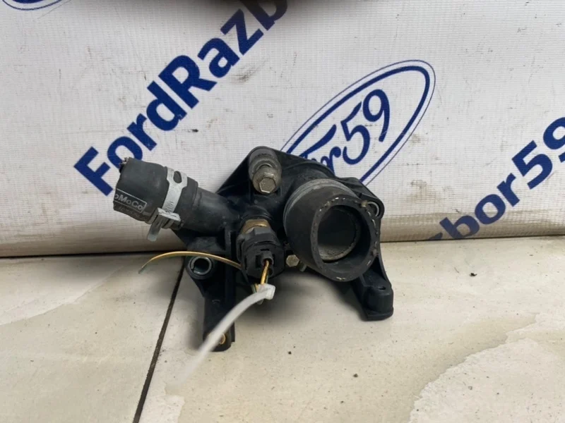 Фланец системы охлаждения Ford Fiesta 2010 1531004 CB1 1.4 (SPJA)