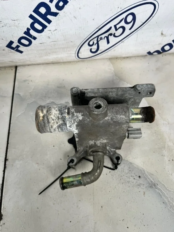 Фланец системы охлаждения Ford Mondeo 3 2001 1360282 B4Y 1.8 (CHBA)