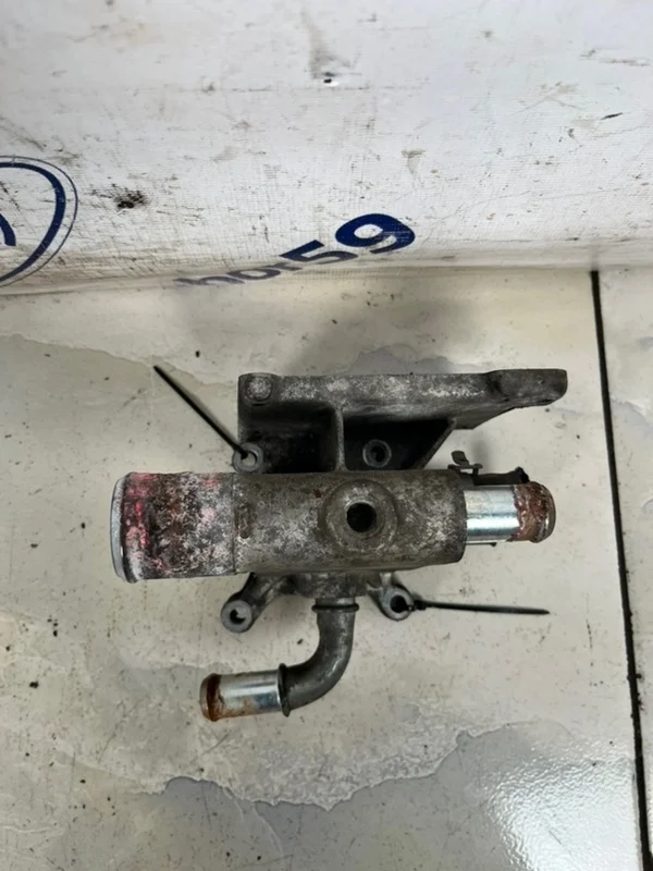 Фланец системы охлаждения Ford Focus 2 2007 1360282 CB4 2.0 (AODA)