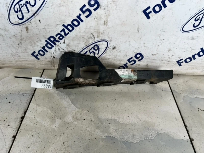 Кронштейн фары Ford Focus 2 2007 1335699 CB4, передний левый