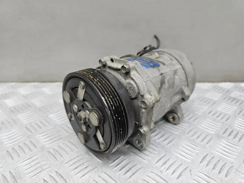 Компрессор кондиционера Volkswagen Golf 4