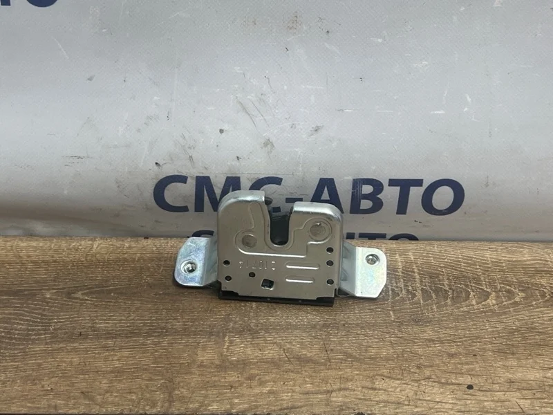 Замок двери багажника Volkswagen Touareg 7P0827505G NF 3.6