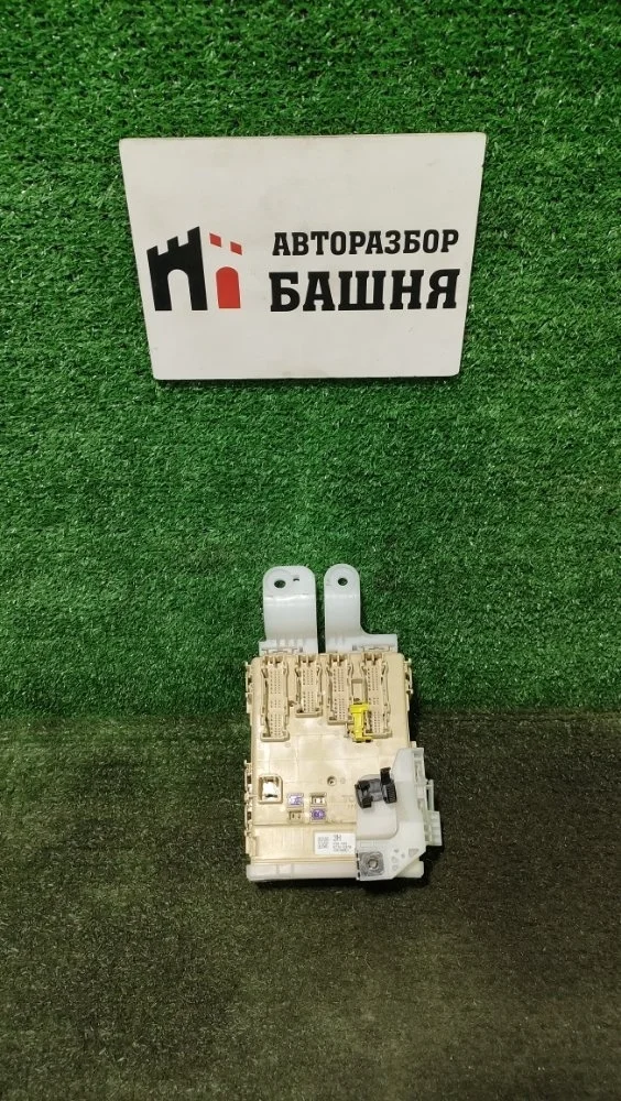 Блок предохранителей салонный Toyota Corolla 2013 8273012X71 180 1ZRFE