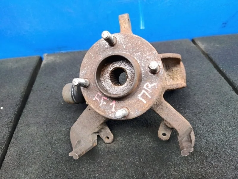 Кулак со ступицей Ford Focus 1 2000-2006 1078998, передний правый