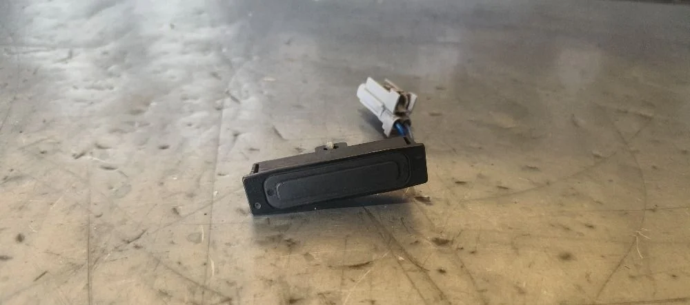 Кнопка открывания багажника Nissan Pathfinder III (2004—2010) 2008 GN0 - BLACK METALLIC