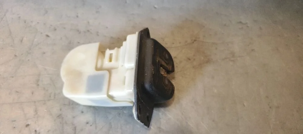 Замок багажника Nissan Pathfinder III (2004—2010) 2008 GN0 - BLACK METALLIC