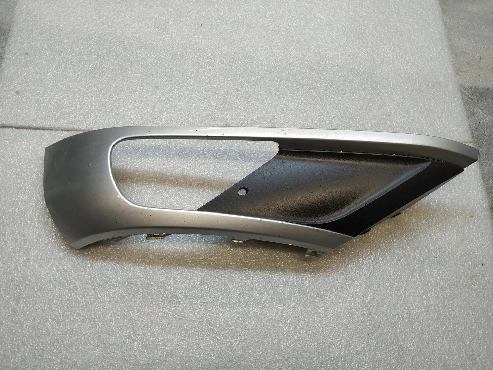 рамка фары противотуманной правая Volkswagen Touareg 2 7P6