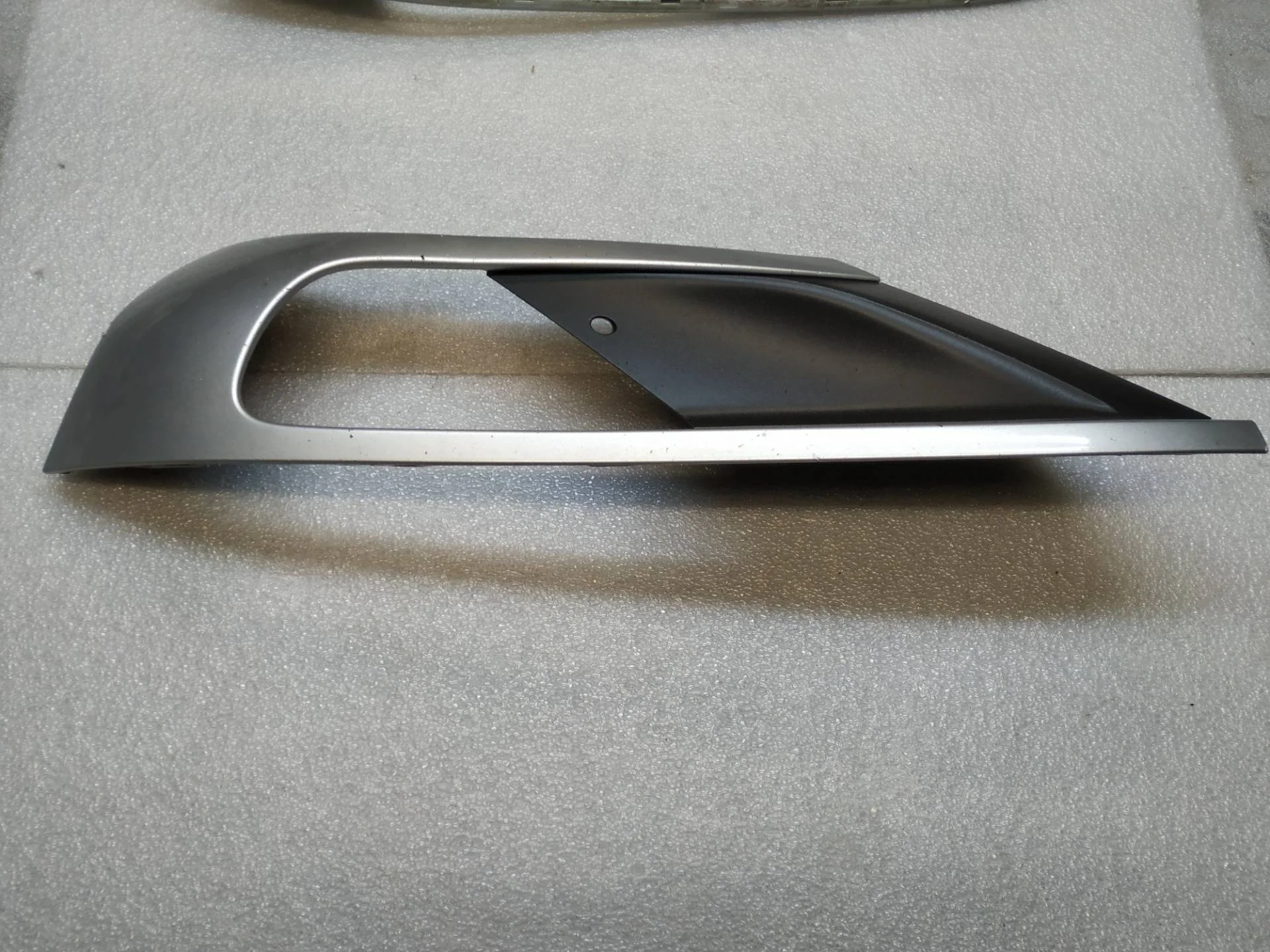 рамка фары противотуманной левая Volkswagen Touareg 2 7P6