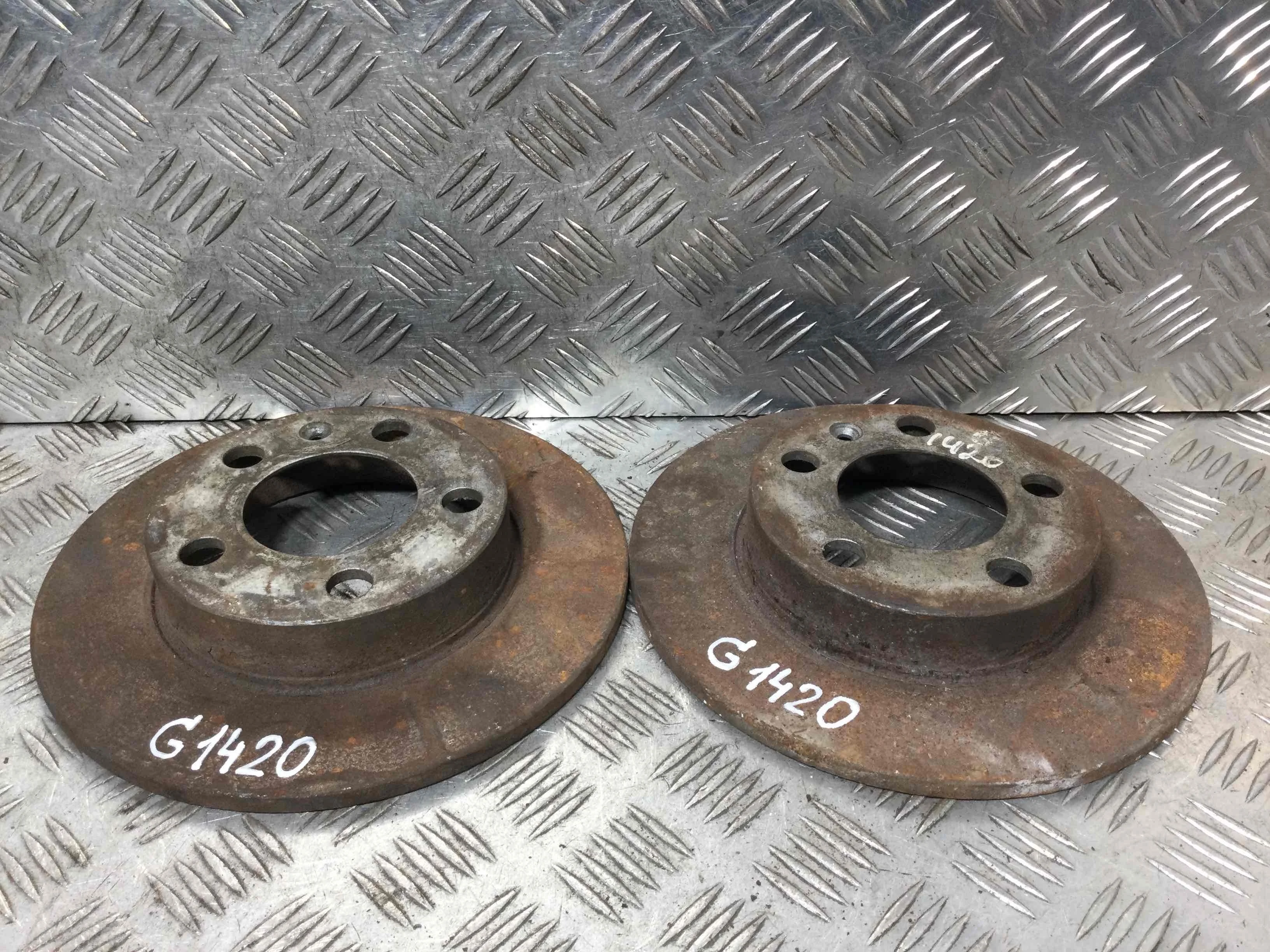 Диск тормозной задний Volkswagen Golf 4 поколение (1997-2004) бензин 1.6 i Механика Х/б