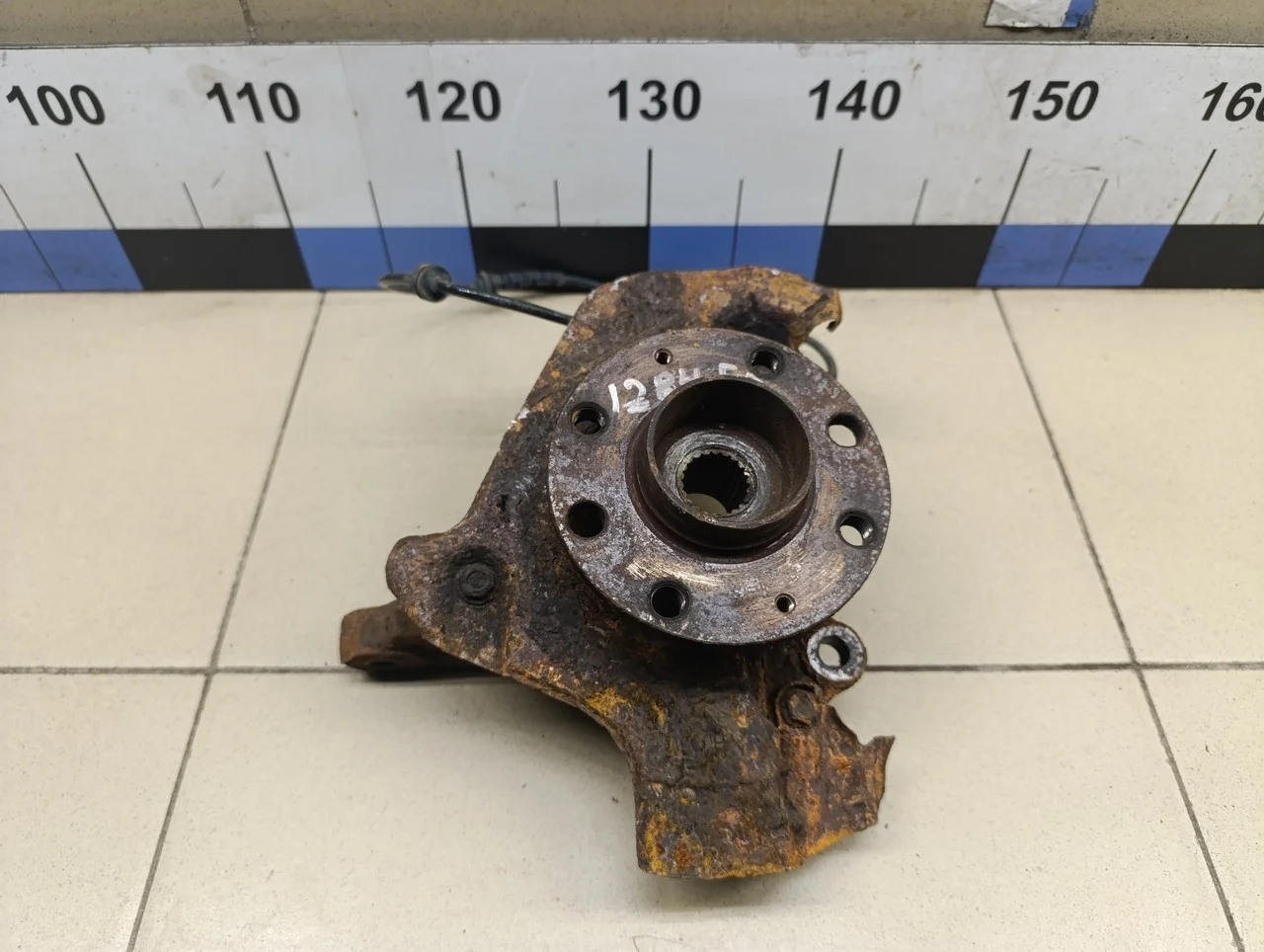 Кулак поворотный передний правый Corsa D 2006-2015