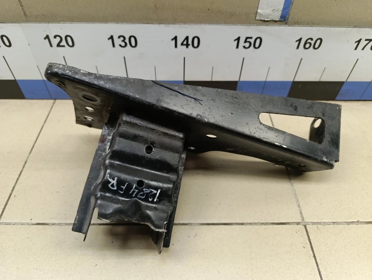 Кронштейн усилителя переднего бампера правый Corsa D 2006-2015