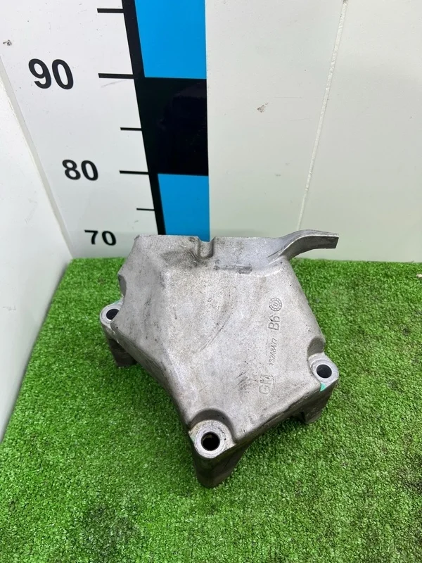 Кронштейн подушки двигателя Opel Astra 13248477 J 1.4