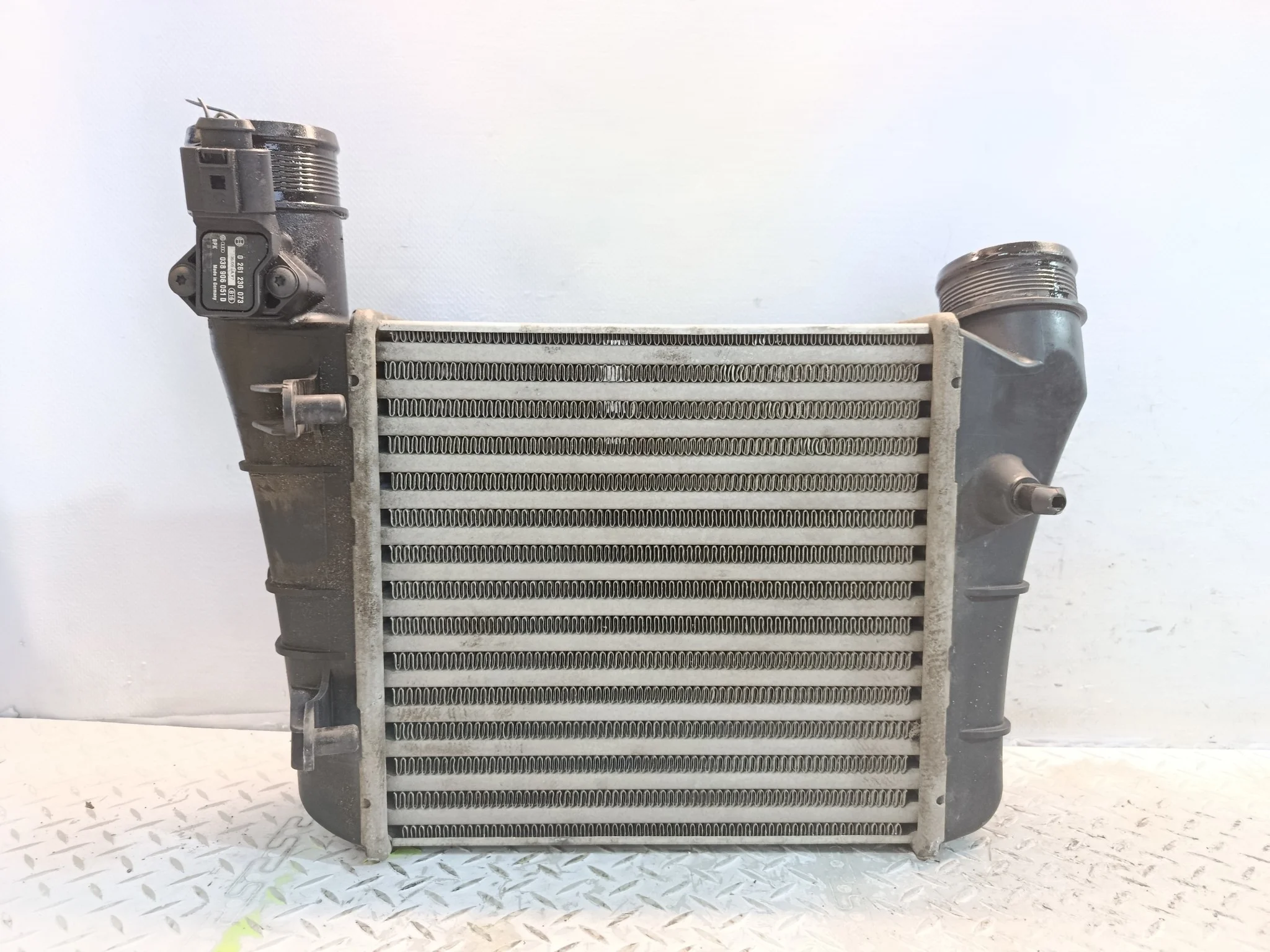 РАДИАТОР ИНТЕРКУЛЕРА AUDI ПРАВЫЙ 8E0145806M  KB1533Z