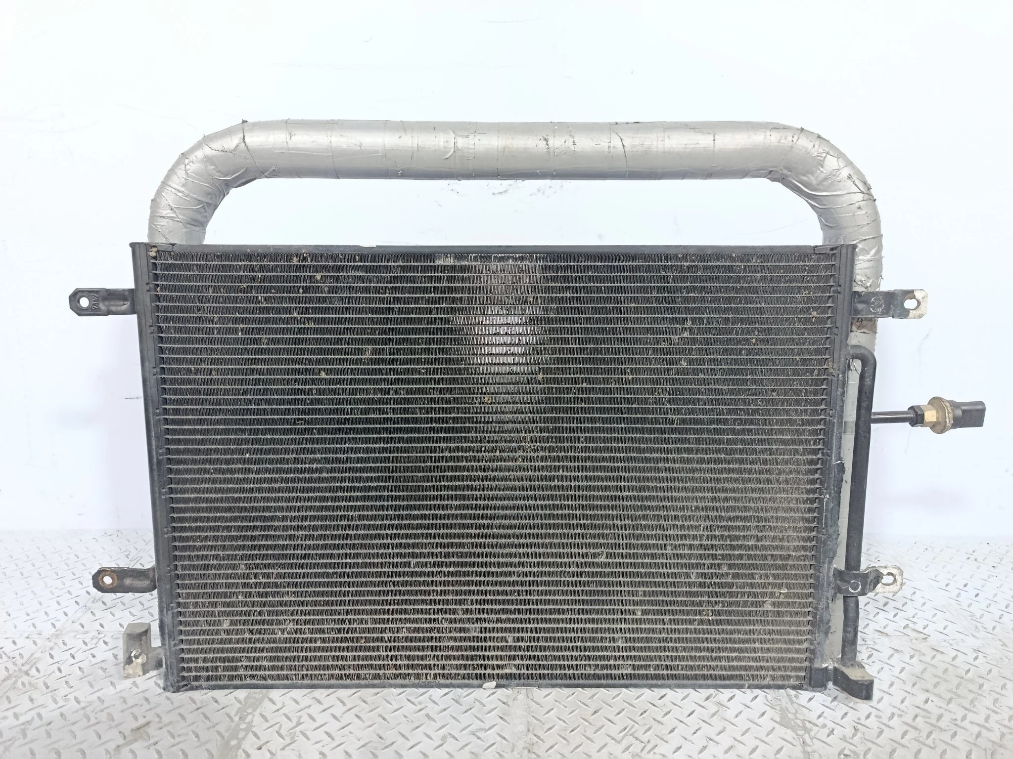 РАДИАТОР КОНДИЦИОНЕРА AUDI SEAT 8E0260403T  KB1533Z