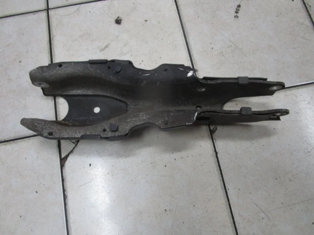 Рычаг задней стойки (лодка) Mercedes-Benz