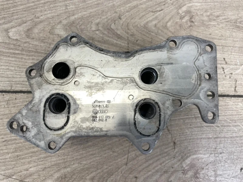 Радиатор масляный VW Touareg 2003-2010 7L