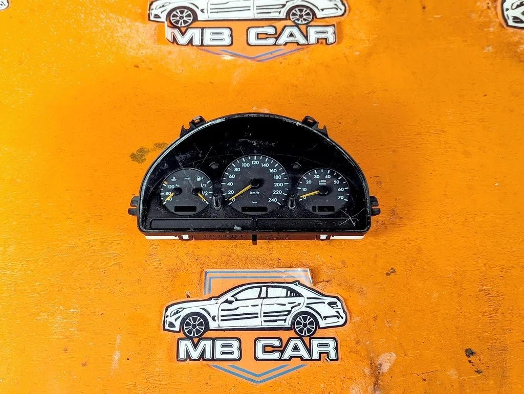 Щиток приборов Mercedes-Benz