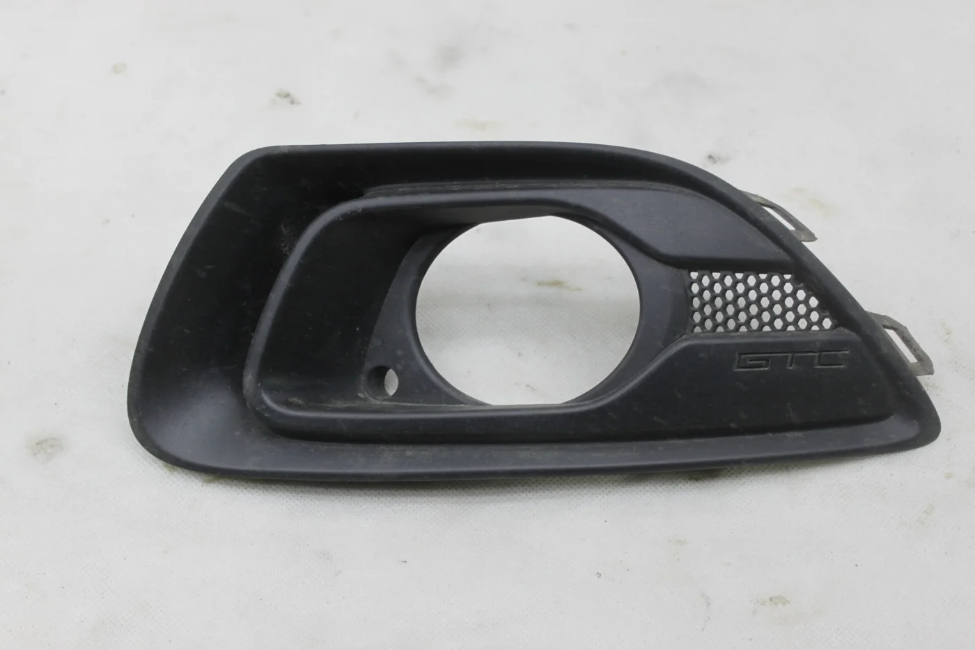 Решетка ПТФ левая 3 дв. Opel Astra J GTC