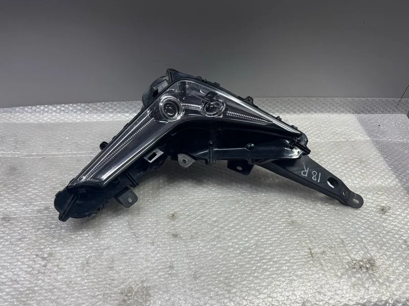 Фара противотуманная правая LEXUS LX570 2016 8136060070 URJ200 3UR-FE 5.7