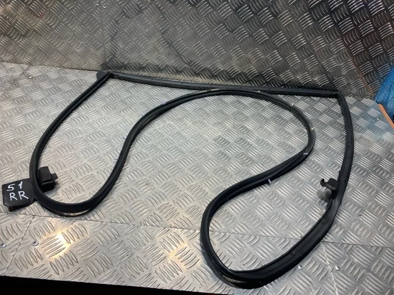 Уплотнитель двери TOYOTA Land Cruiser 2019 6787160110 URJ202 1VD-FTV 4.5, задний правый