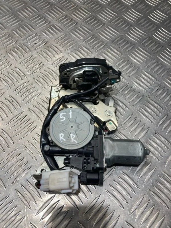 Замок двери багажника TOYOTA Land Cruiser 2019 6938060071 URJ202 1VD-FTV 4.5, задний правый