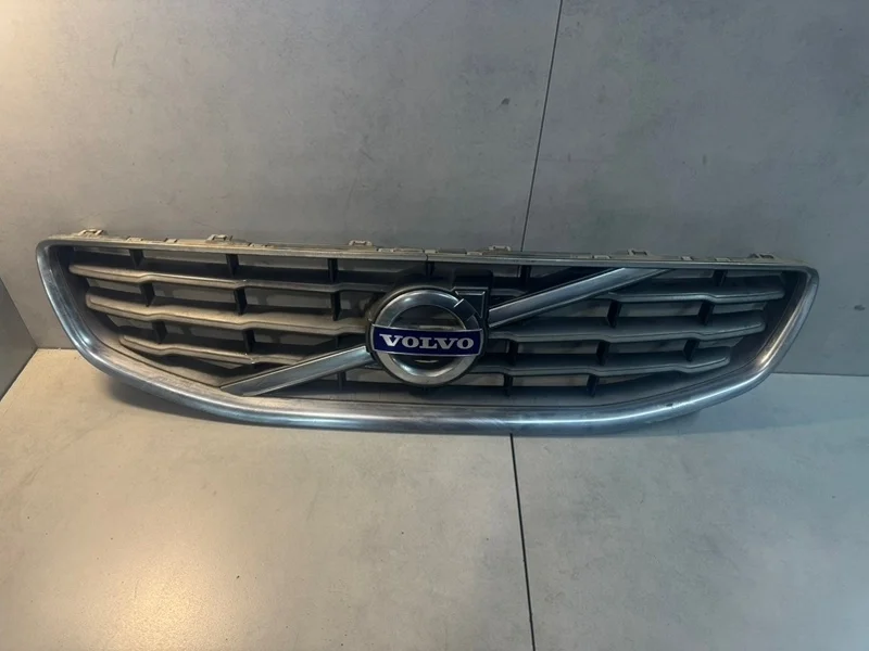 Решетка радиатора Volvo S60 30795039