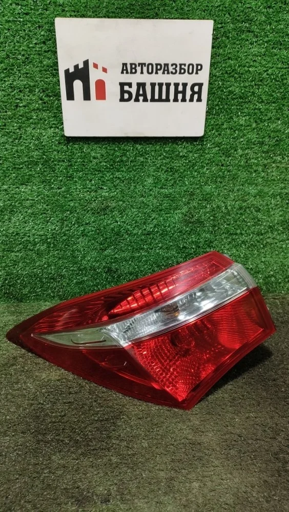 Фонарь наружний Toyota Corolla 2013 8156102760 180 1ZRFE, левый